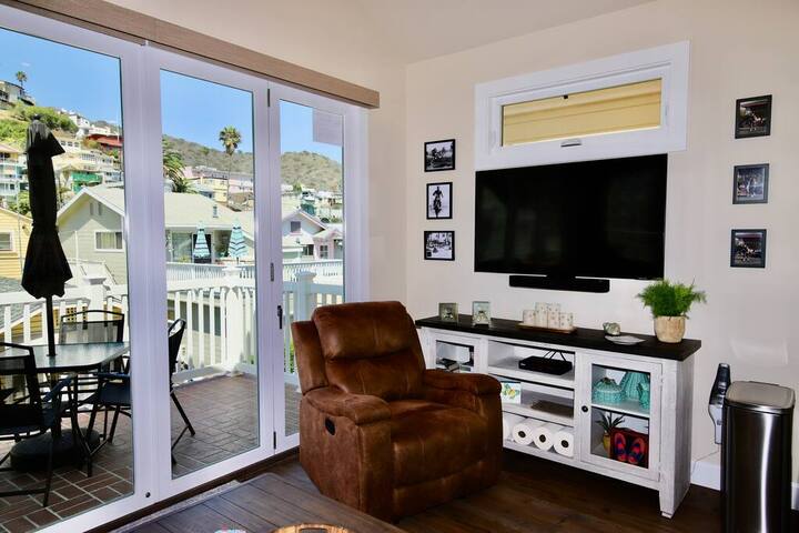 Cozy Oasis ~ Private Balcony & BBQ: 2 Min to Beach gallery image 3