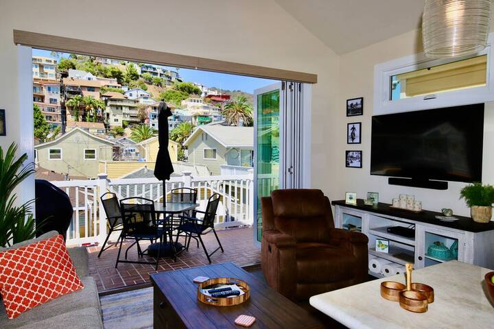 Cozy Oasis ~ Private Balcony & BBQ: 2 Min to Beach gallery image 5