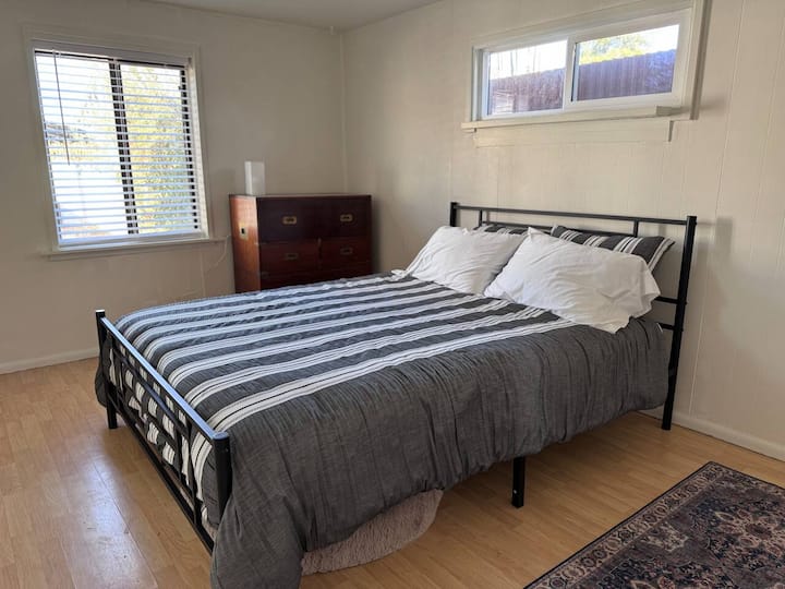 تحتوي الكاسيتا على سرير بحجم كوين.