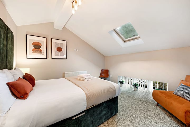 Грузиската куќа за тренери 2, Ливерпул - домаќин и престој