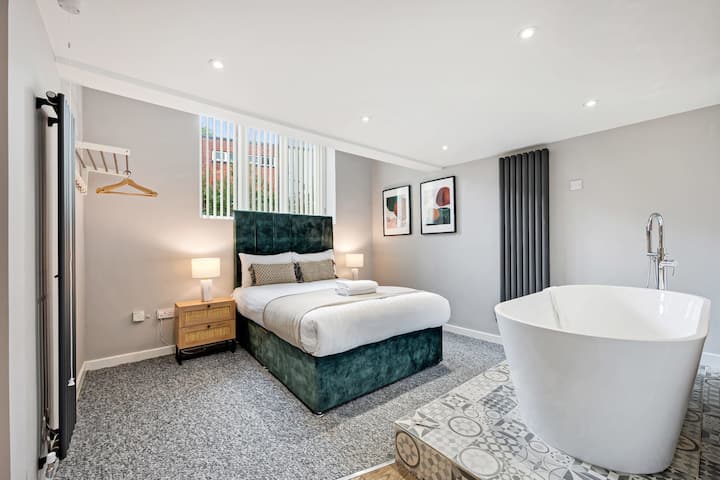 Грузиската куќа за тренери 2, Ливерпул - домаќин и престој