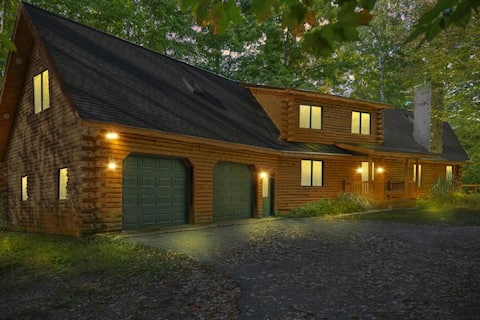 Huge 5 Bed Retreat - Golf, Swim, Ski in 10 min!