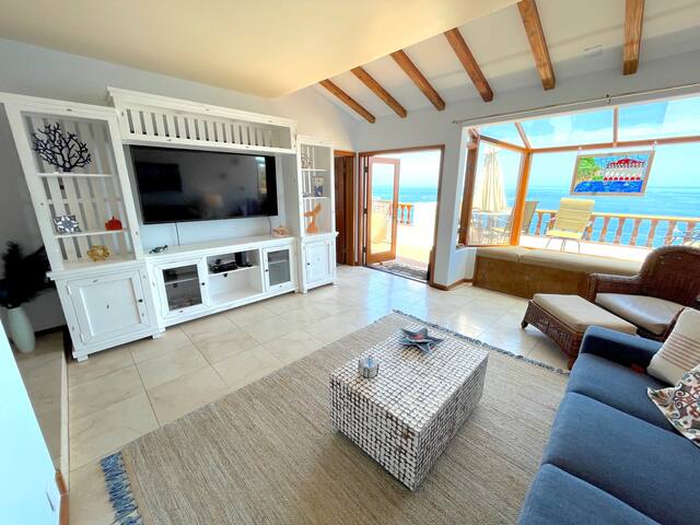 Gorgeous Catalina Villa in Hamilton Cove gallery image 3