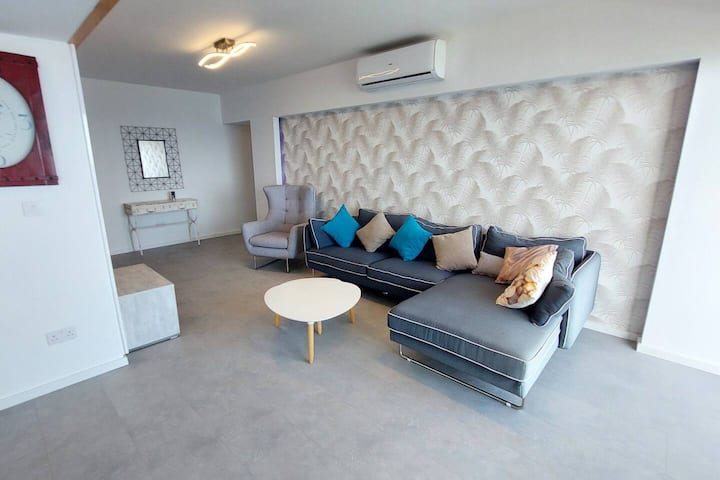 Front-line 2 Bedroom, 2 Bath Apt - Limassol Molos - Limassol
