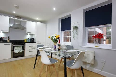 Charming 2 Bed 2 Bath Flat & Parking by CozyNest