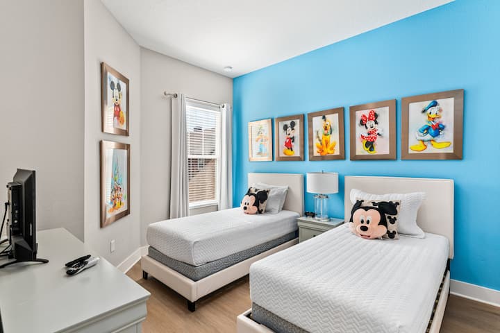 ¡Descansa en nuestras cómodas camas después de un largo día en los parques!