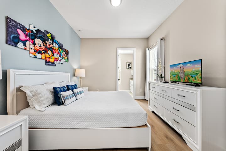 ¡Descansa en nuestras cómodas camas después de un largo día en los parques!