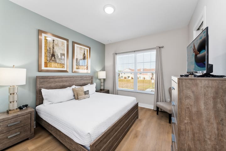 ¡Descansa en nuestras cómodas camas después de un largo día en los parques!