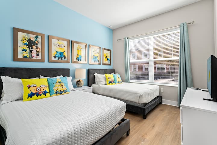 ¡Descansa en nuestras cómodas camas después de un largo día en los parques!