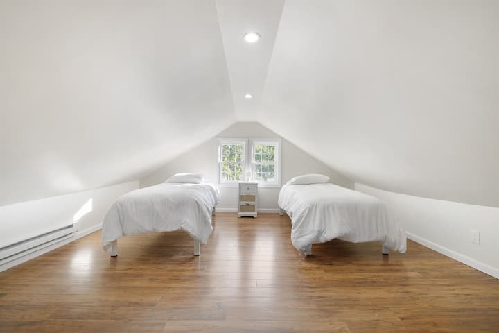 الطابق الثالث/غرفة النوم العلوية #5