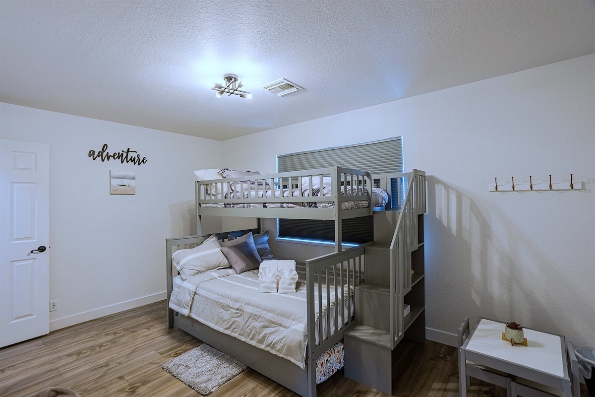 Espacio encantador para los niños con un rincón incorporado para libros y juegos