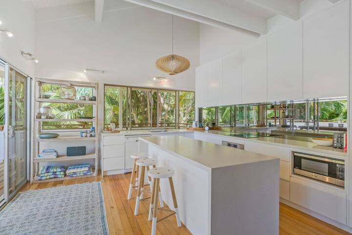 Beachside Oasis with Pool Close to Beach gallery image 2