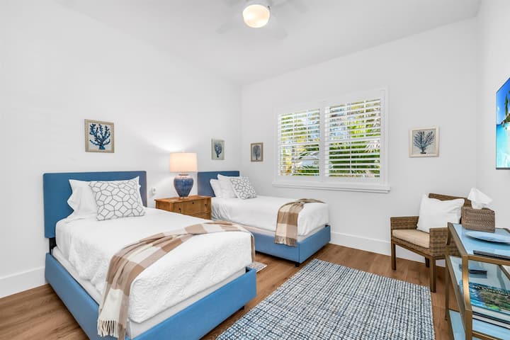 Nagtatampok ang silid - tulugan na ito ng dalawang rich blue upholstered platform bed. Mga klasikong kulay ng blues, cream, at beiges sa iba 't ibang panig ng mundo.