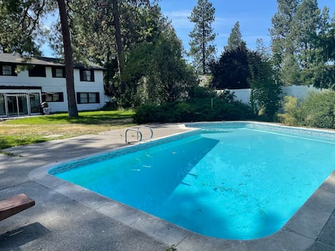 Beautiful 3 story Villa - Hot Tub and outdoor Pool