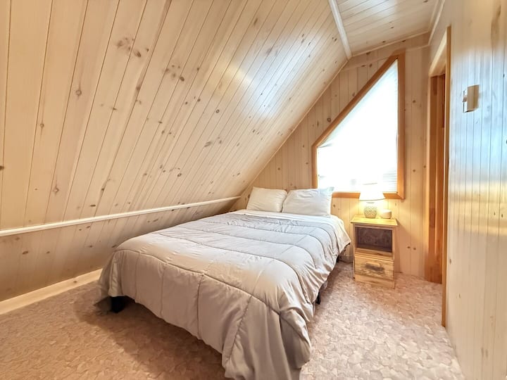 نافذة كبيرة تسمح للضوء الطبيعي بإضاءة الغرفة.