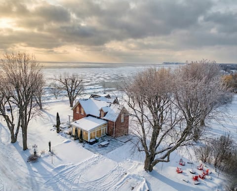 Lakefront Escape - 4BR Cottage, Beach & Fire Pit