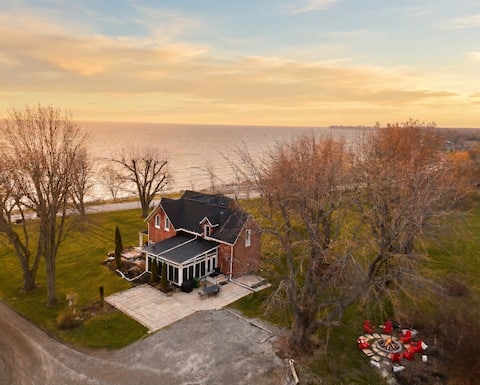 Lakefront Escape - 4BR Cottage, Beach & Fire Pit