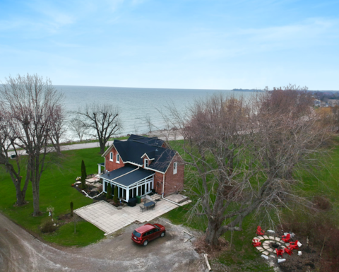 Lakefront Escape - 4BR Cottage, Beach & Fire Pit