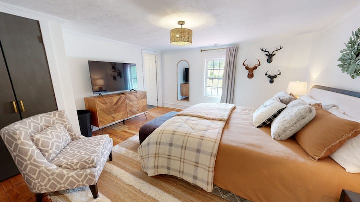 غرفة النوم الأساسية في بيت المزرعة