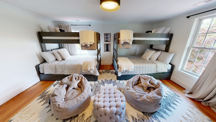 غرفة بطابقين مع دولاب