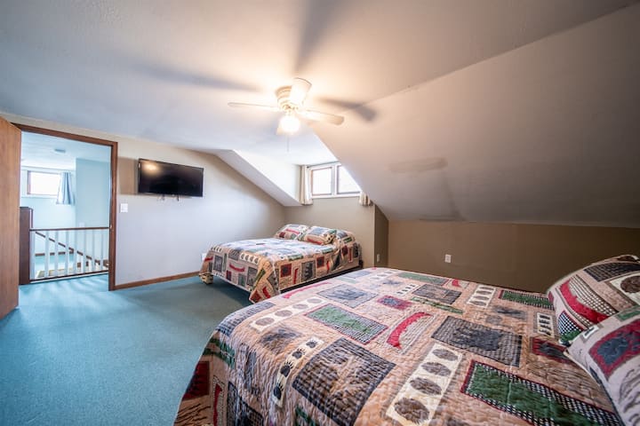 קווין ומיטה מלאה (למעלה)