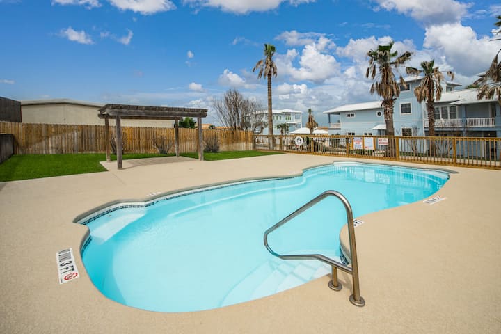 Sunrise Villas 105 | Steps To Beach + Pool View - Port Aransas, TX