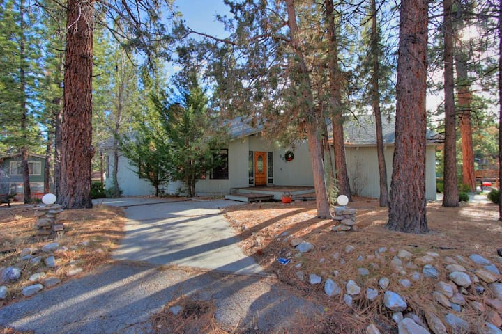Ursa Manor By Destination Big Bear : Spa! Internet! Premium Cable! Custom Built! Master Suite! Bbq! Wet Bar! Large Kitchen! - California