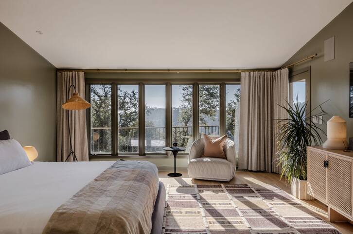 Austin Skyline Views + Private Pool – Brigadoon! gallery image 5