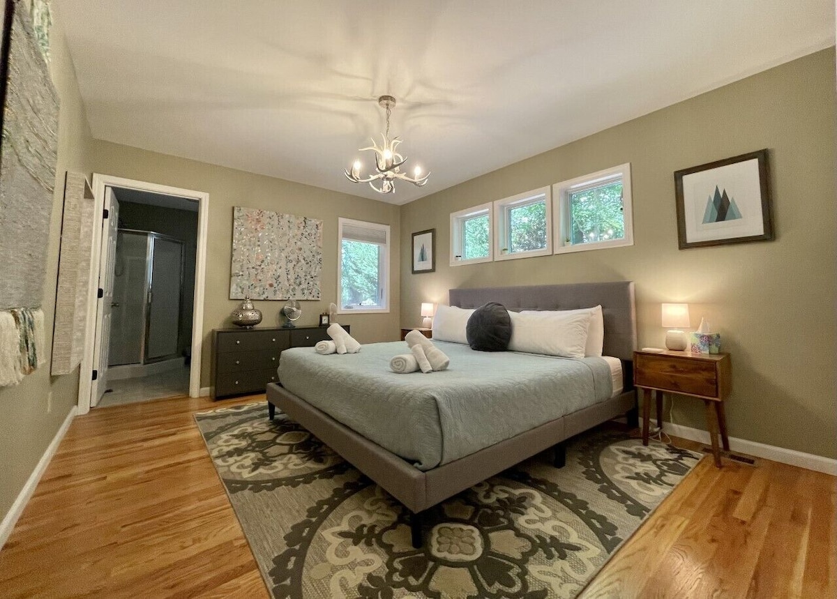 Master bedroom with King Bed and en suite bathroom.