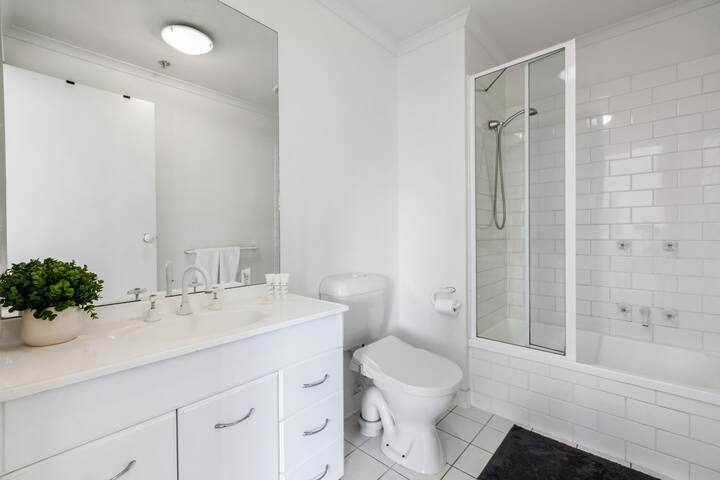 Stunning City & River View 3BR with Carpark gallery image 5