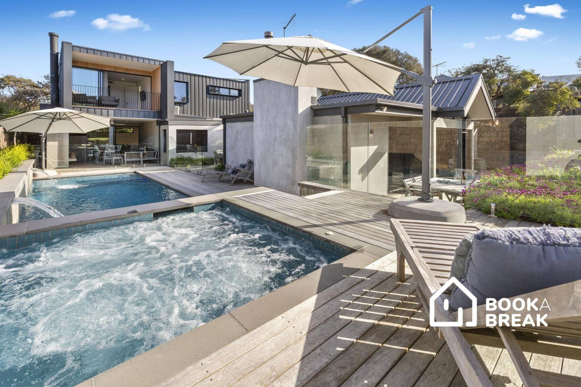 Cambridge Gardens - Sorrento Luxury with Gas Heated Spa, Solar Heated Pool