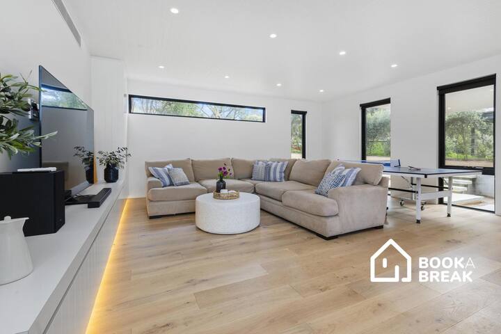 Cambridge Gardens – Luxury with Pool & Heated Spa gallery image 5