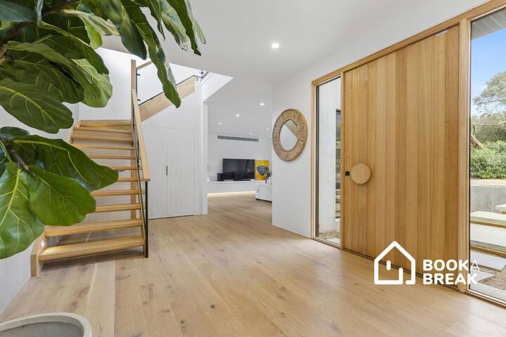 Cambridge Gardens – Luxury with Pool & Heated Spa gallery image 4