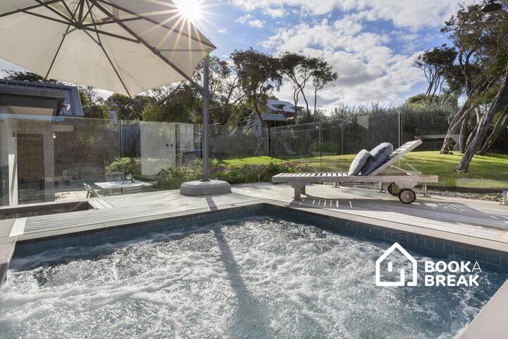 Cambridge Gardens – Luxury with Pool & Heated Spa gallery image 2