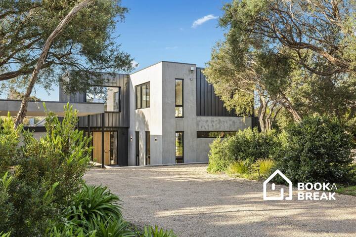 Cambridge Gardens – Luxury with Pool & Heated Spa gallery image 3