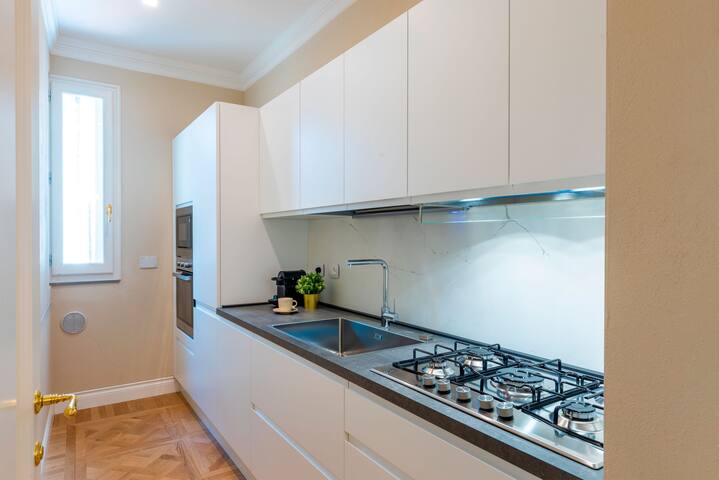 Cozy 3BR Apartment Near Strozzi | Via della Spada gallery image 4