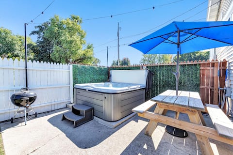 Lazy River Villa - Hottub! Fenced Yard! Fire Pit!