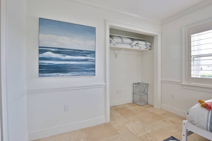 Armario con cama para huéspedes (puertas instaladas pronto)