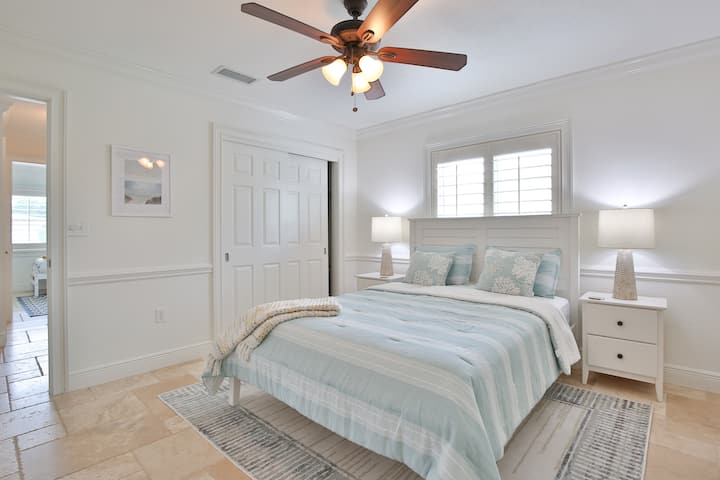 Cama de invitados Cama queen en el dormitorio de invitados n.º1