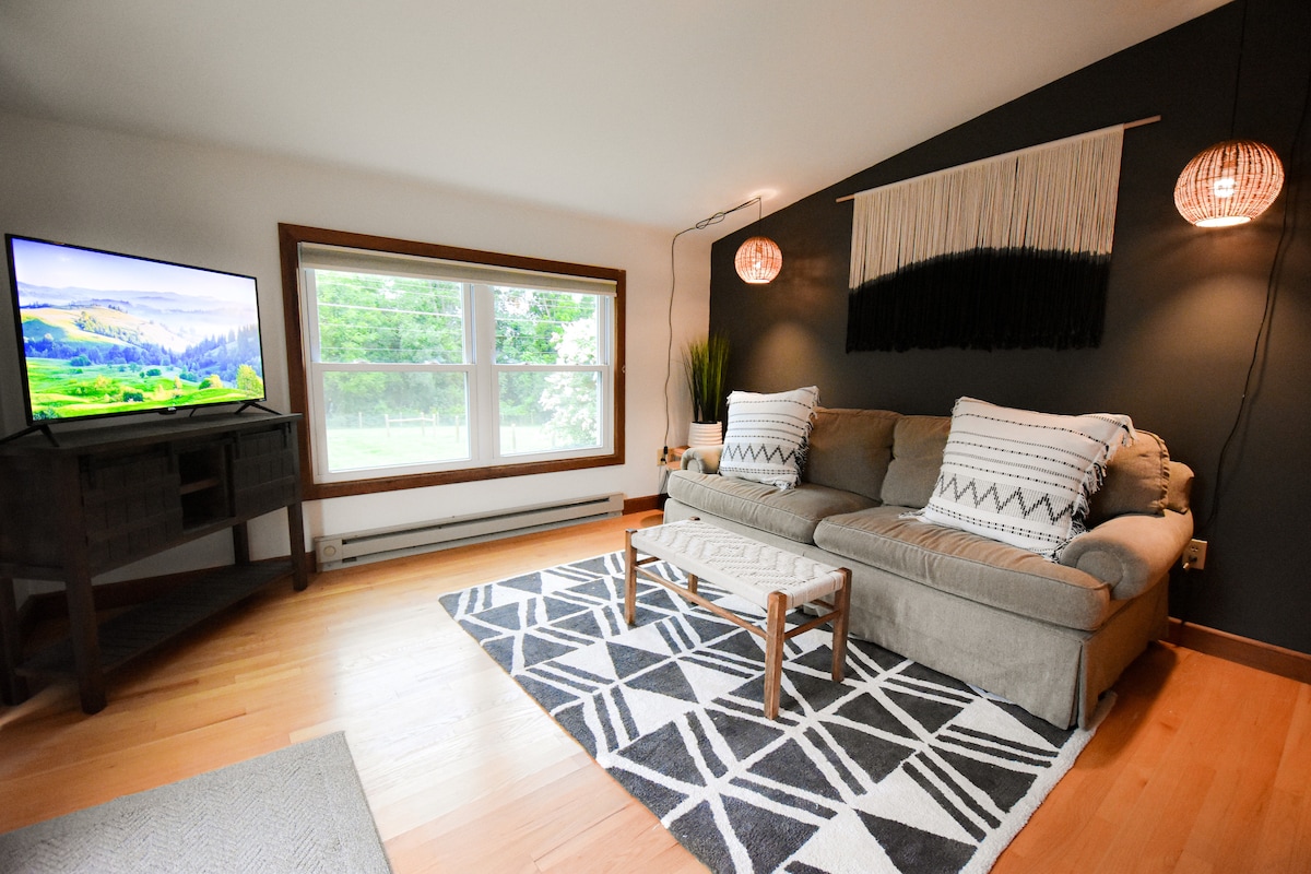 Chumba cha kulala #4 w/sofa ya kulala - pia inaweza kuwa sebule ya ziada w/43-inch Roku TV (kumbuka kuwa chumba hiki cha kulala hakina mlango unaofungwa)