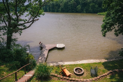 Lakefront. Hot tub. Amazing views. 35 min to Indy