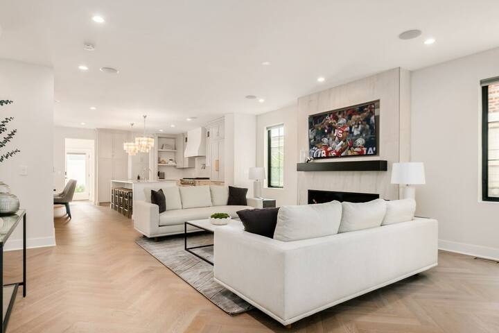 Luxury New Build w/ Theater Room & Rooftop Terrace gallery image 3