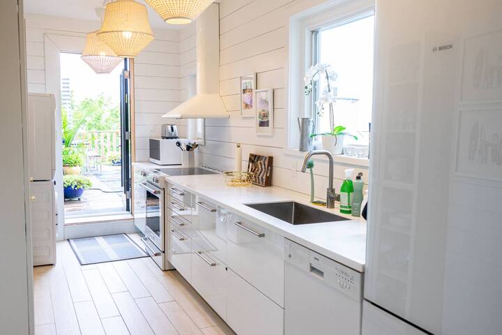 Terrace – Old Quebec – Free Parking gallery image 2