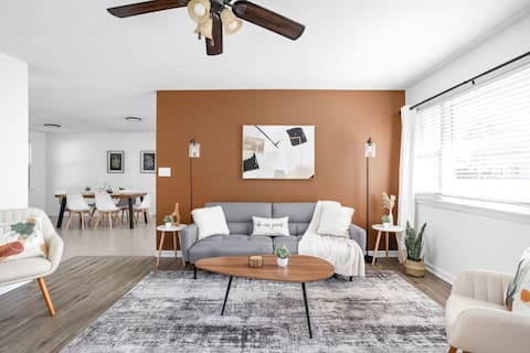 Spacious, Stylish Oasis: Perfect for Larger Groups