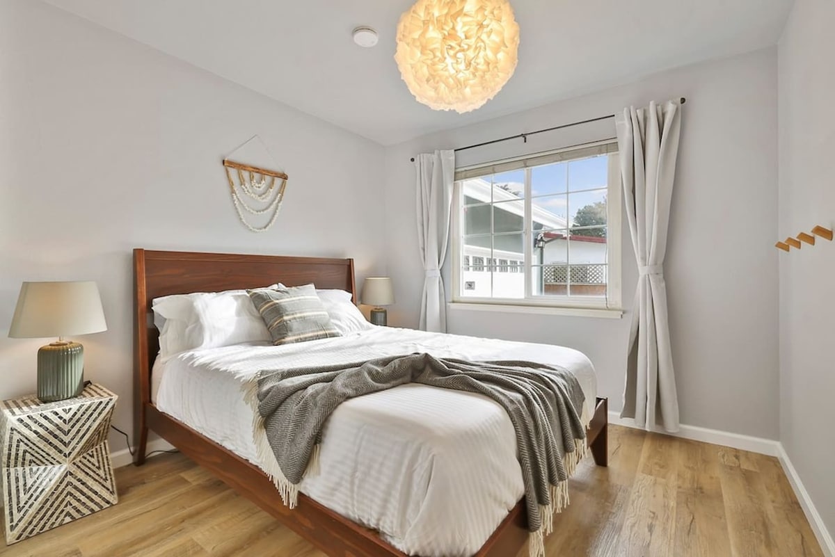 Luz natural que viene de la ventana en el dormitorio (1).