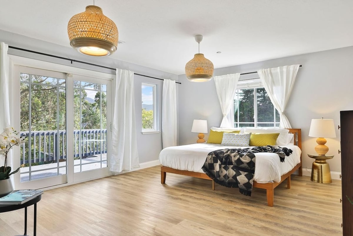 Descansa cómodamente en nuestra cama tamaño king (5). Despiértate por la mañana y disfruta de unas vistas agradables desde el balcón.