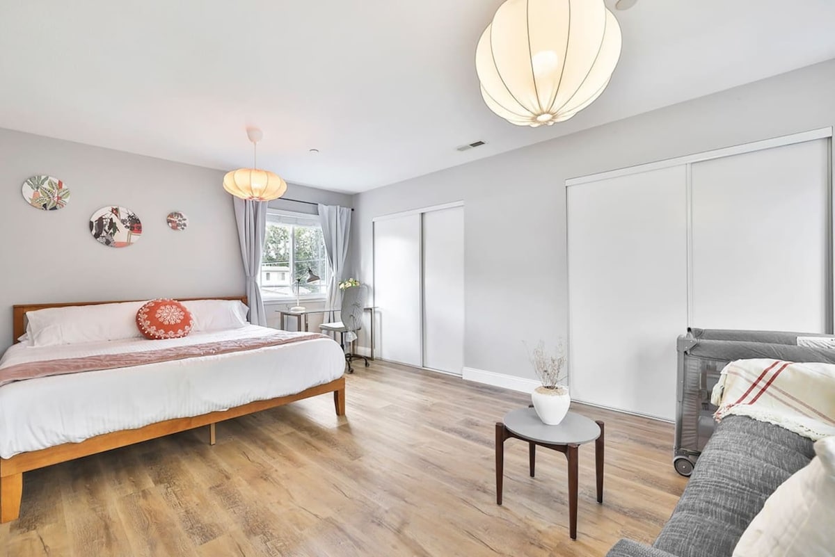 Amplio dormitorio (6) con una cama tamaño king y un sofá cama. ¡Más habitaciones para dormir! También hay una estación de trabajo dedicada en el dormitorio (6).