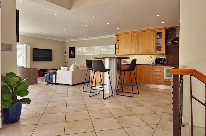 Elegant Camps Bay Villa W/ Pool | 150m To Beach - Cape Town