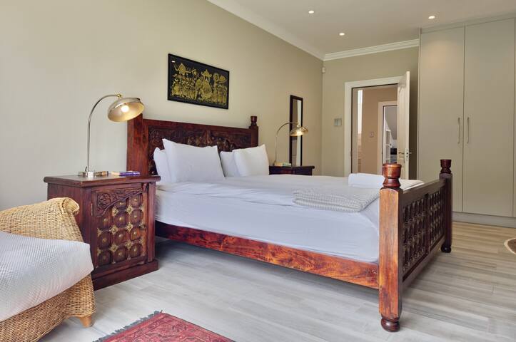 Elegant Camps Bay Villa w/ Pool | 150m to Beach gallery image 3