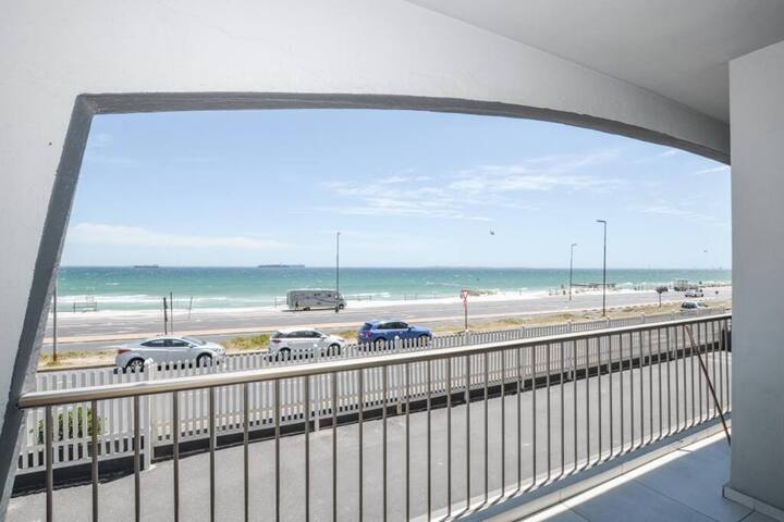 Ocean View Apartment in Blouberg Beachfront gallery image 3